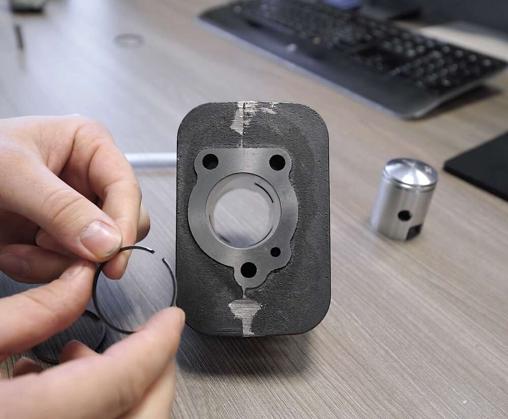 Die Kolbenringe dichten den Raum zwischen Kolben und Zylinder ab Die Kolbenringe dichten den Raum zwischen Kolben und Zylinder ab