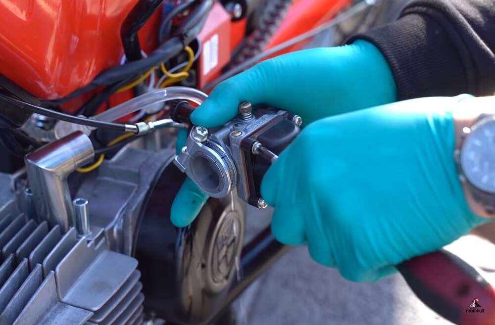 Schwimmerkammer abmontieren Schwimmerkammer abmontieren