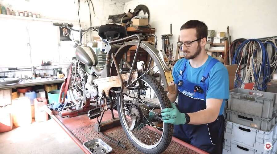 Schritt eins ist natürlich das Abmontieren des Hinterrads Schritt eins ist natürlich das Abmontieren des Hinterrads