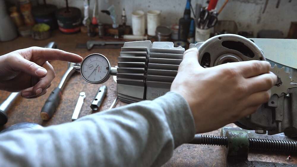 Die Messuhr wird anstelle der Zündkerze angeschraubt, um den oberen Totpunkt zu ermitteln  Die Messuhr wird anstelle der Zündkerze angeschraubt, um den oberen Totpunkt zu ermitteln