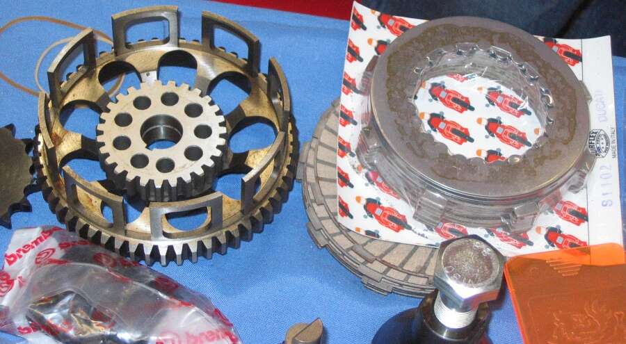 Links Kupplungskorb, rechts Kupplungslamellen Links Kupplungskorb, rechts Kupplungslamellen