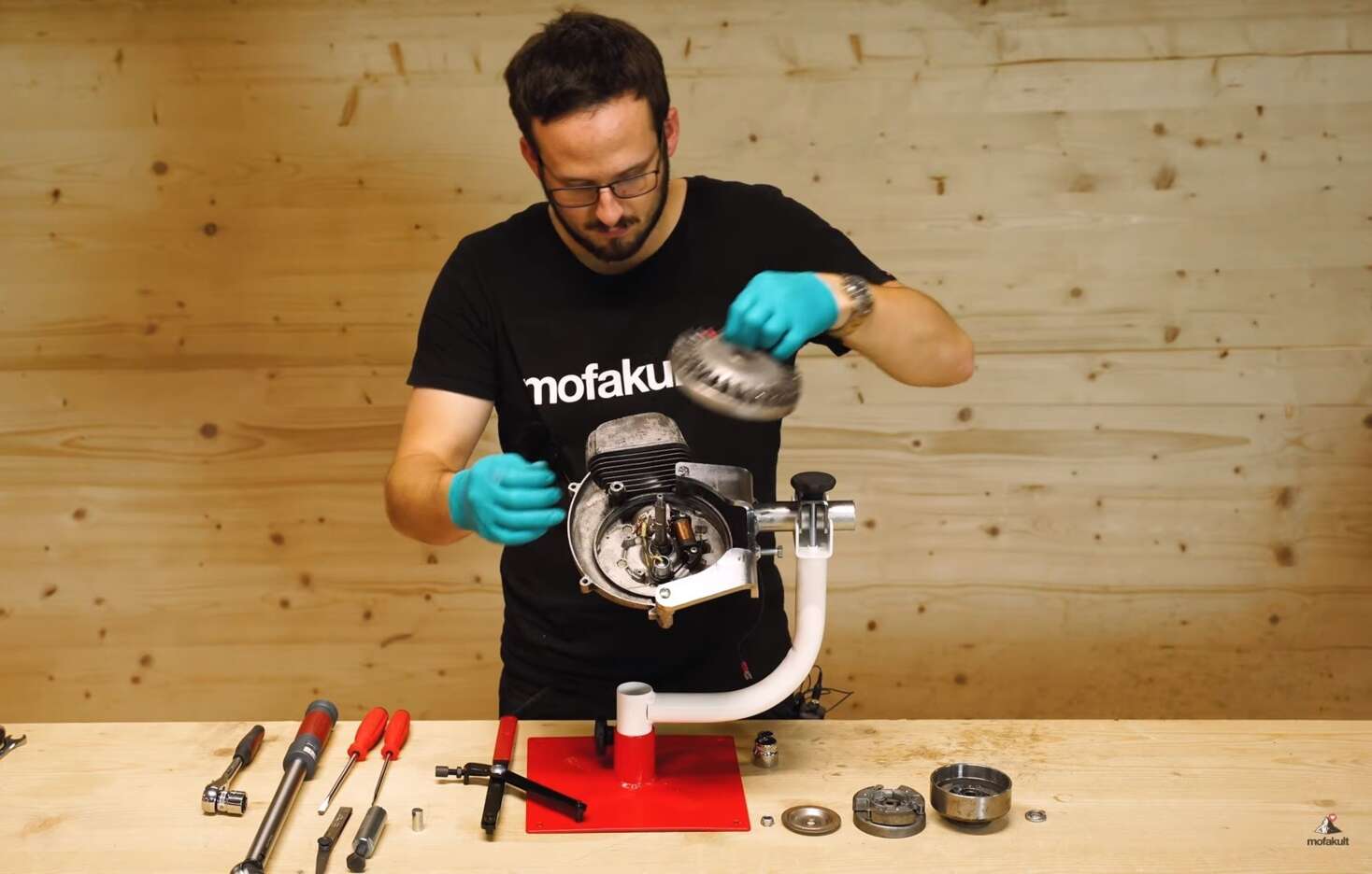 Die Demontage des Schwungrades legt die Zündung frei Die Demontage des Schwungrades legt die Zündung frei