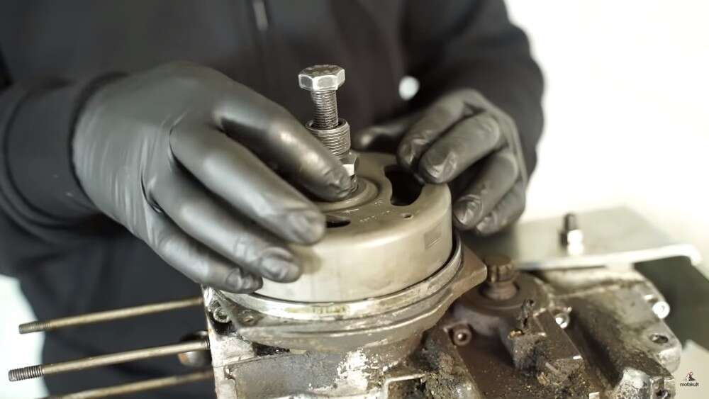 Im zweiten Schritt wird der Polrad Abzieher montiert Im zweiten Schritt wird der Polrad Abzieher montiert