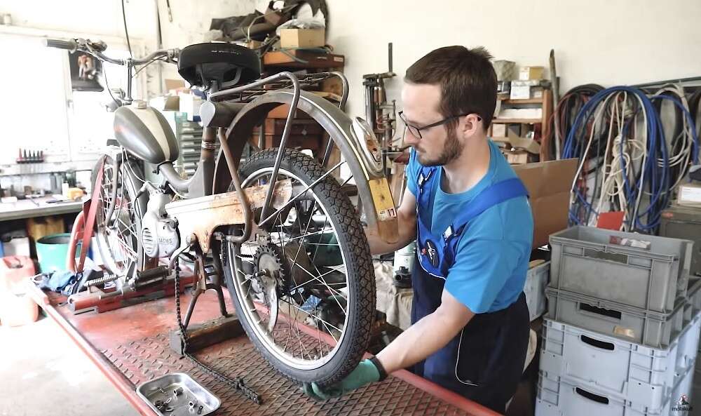 Mit der Zeit werden Pneus porös und müssen getauscht werden Mit der Zeit werden Pneus porös und müssen getauscht werden