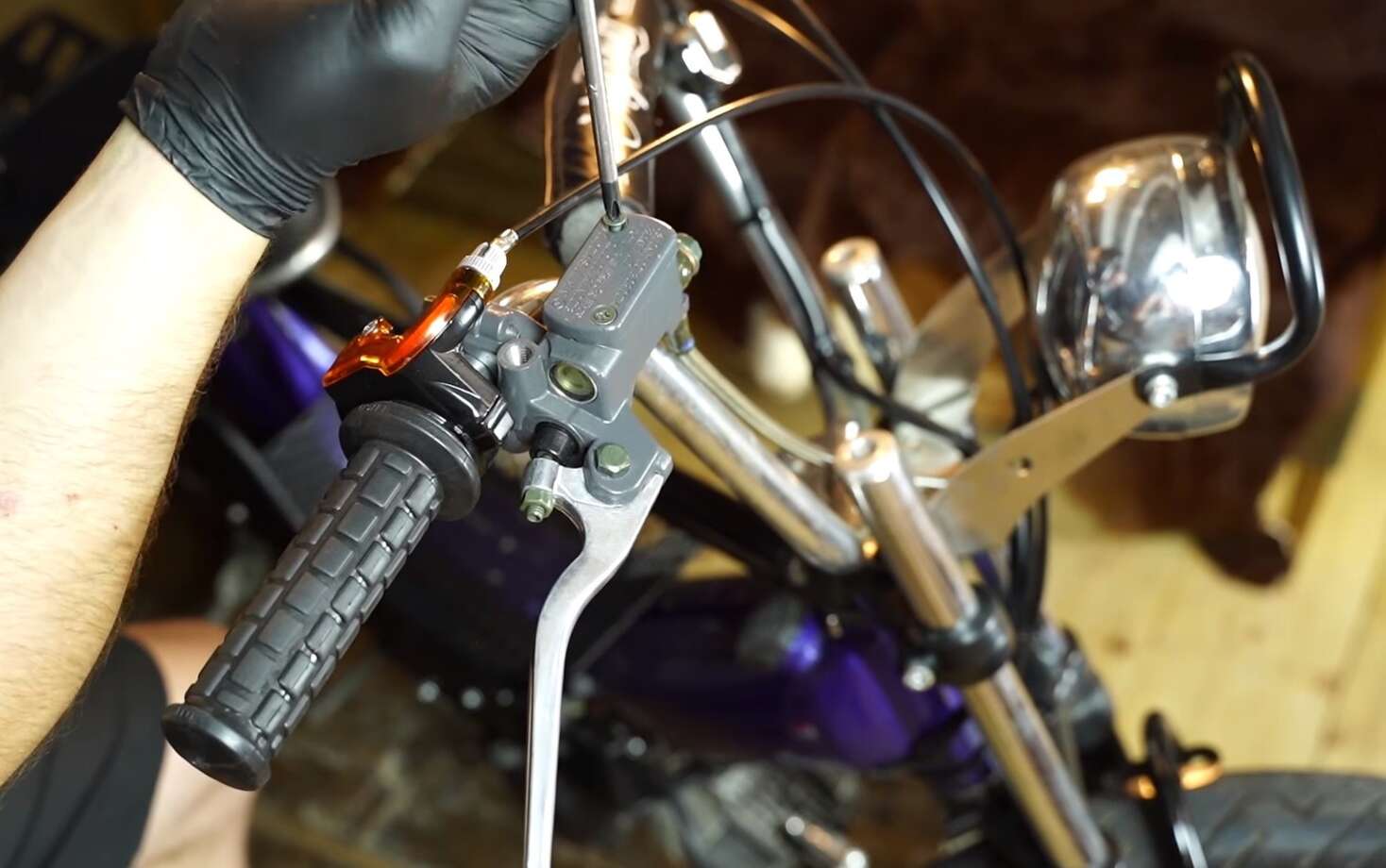 Der Deckel des Bremsflüssigkeitsbehälters lässt sich ohne Probleme abschrauben Der Deckel des Bremsflüssigkeitsbehälters lässt sich ohne Probleme abschrauben