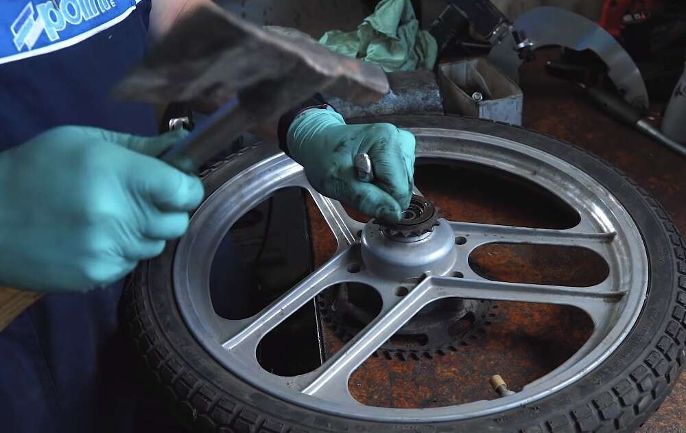 Etwas Geschick ist notwendig, um das Ritzel zu lösen Etwas Geschick ist notwendig, um das Ritzel zu lösen