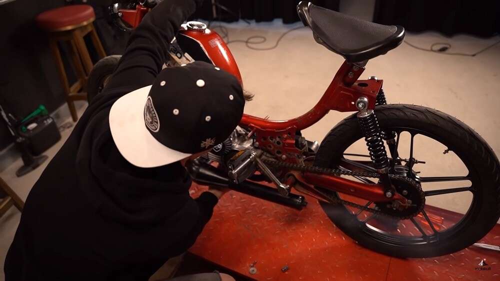 Als Werkzeug für die Standgasabstimmung reicht ein Schlitzschraubenzieher Als Werkzeug für die Standgasabstimmung reicht ein Schlitzschraubenzieher