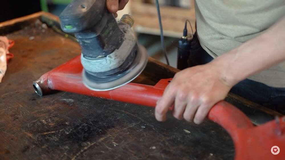 Bei tieferen Schäden kommt man nicht drum herum, die betroffene Stelle gründlich abzuschleifen Bei tieferen Schäden kommt man nicht drum herum, die betroffene Stelle gründlich abzuschleifen