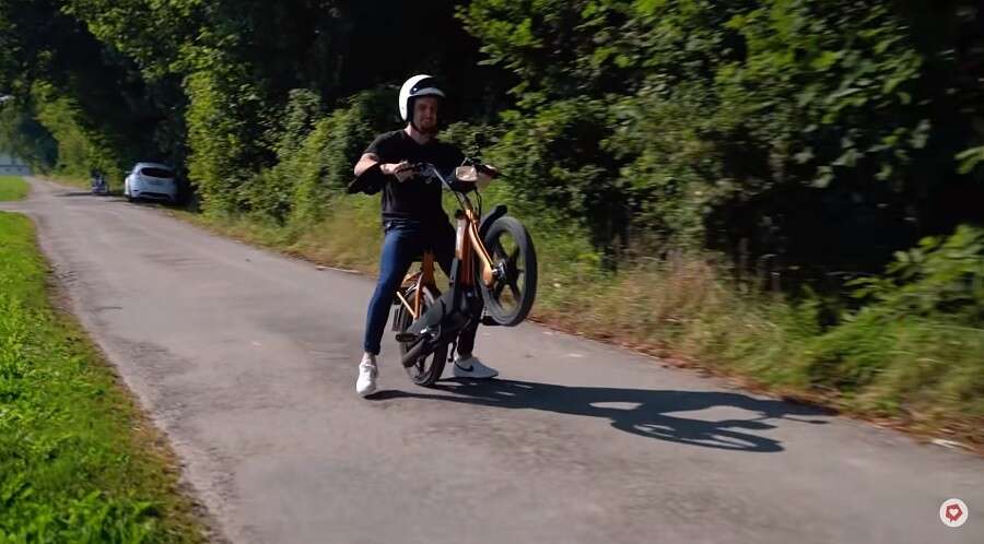 Als Anfänger sollte man die Füsse am Boden behalten, um die Balance zu erleichtern Als Anfänger sollte man die Füsse am Boden behalten, um die Balance zu erleichtern