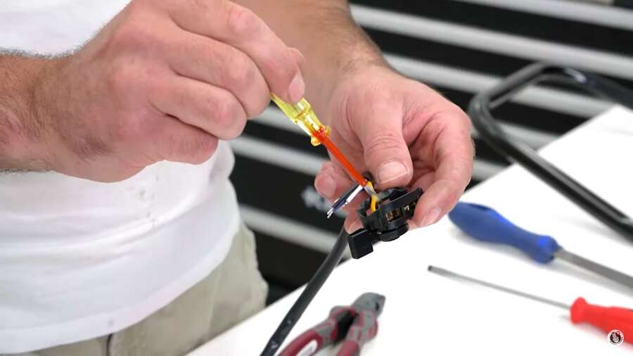 Das gelbe Kabel liefert den Lichtstrom Das gelbe Kabel liefert den Lichtstrom