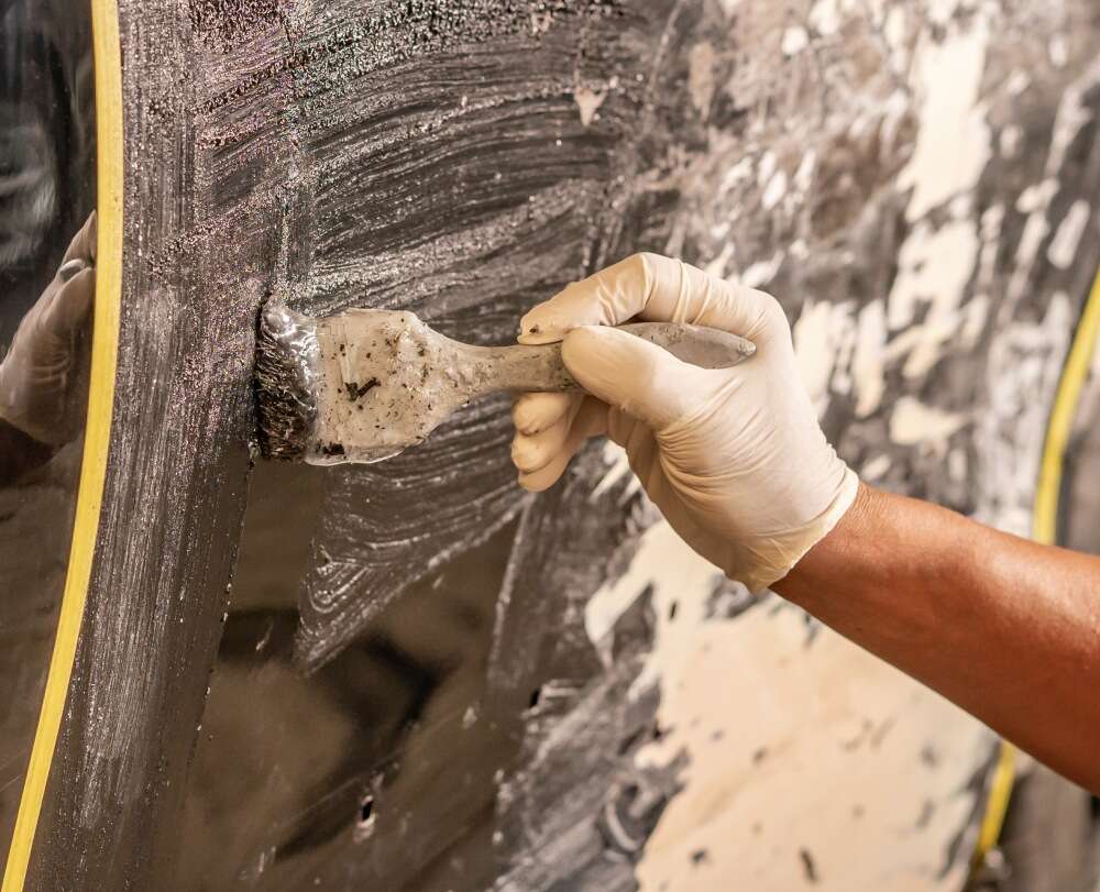 Ein Beizmittel wird aufgetragen welches den Lack chemisch ablöst Ein Beizmittel wird aufgetragen welches den Lack chemisch ablöst