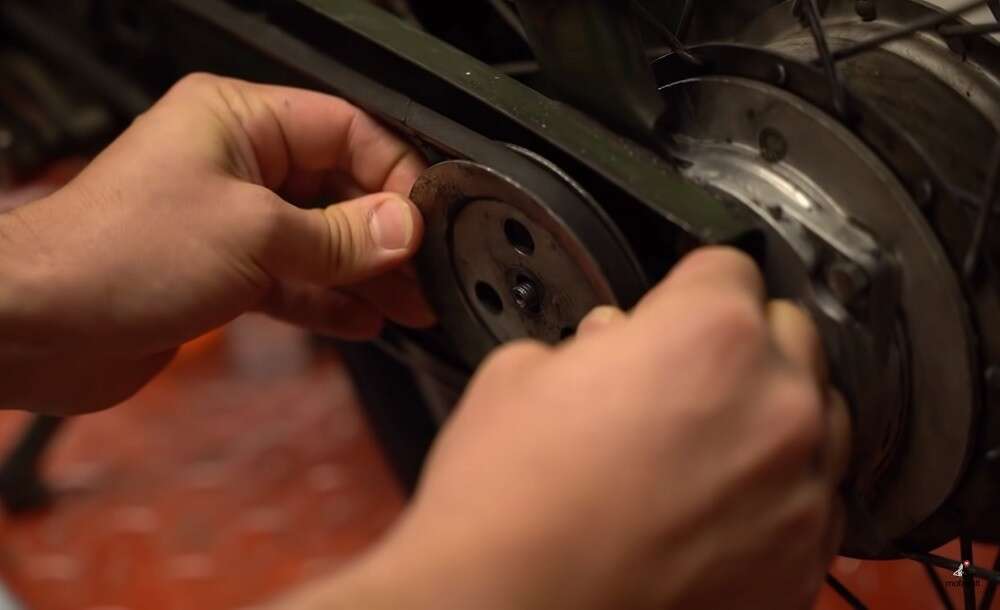 Keilriemen und Pully ermöglichen den Antrieb des Mofas Keilriemen und Pully ermöglichen den Antrieb des Mofas