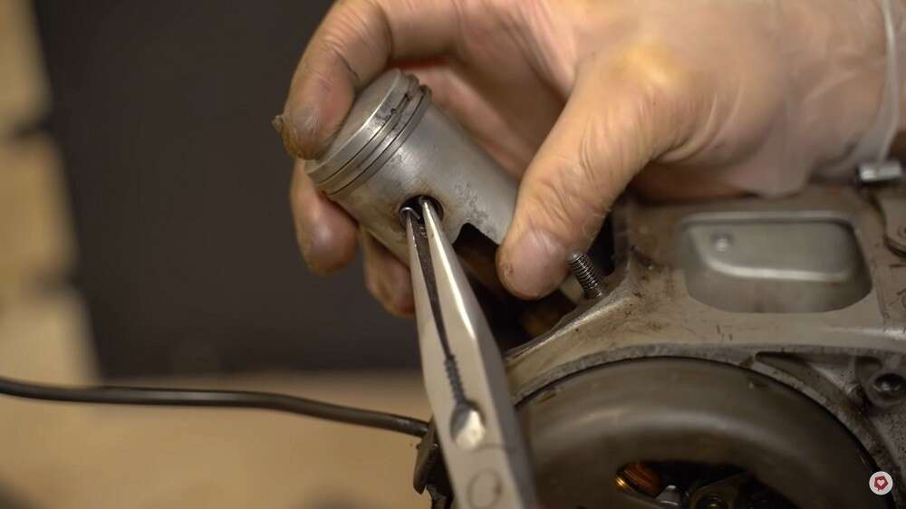 Kolbenbolzensicherung Ø 12 mm (doppelt) Kolbenbolzensicherung Ø 12 mm (doppelt)