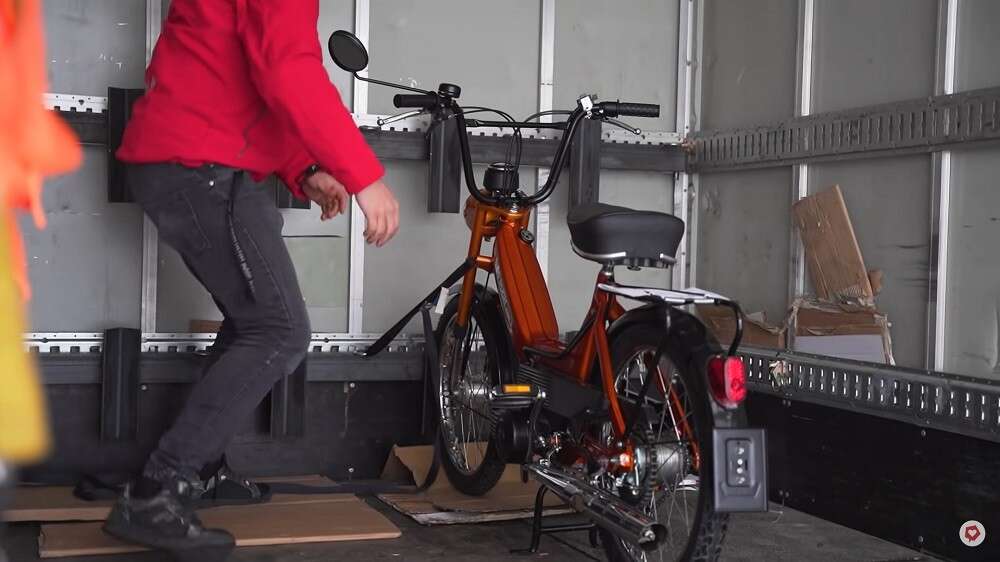 Oberste Priorität hat natürlich die Sicherheit beim Transport eines Mofas Oberste Priorität hat natürlich die Sicherheit beim Transport eines Mofas