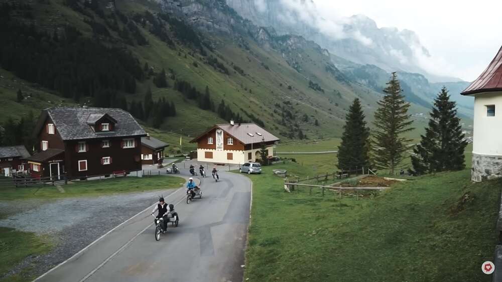 MIT SIGG's CUSTOM REISE-MOFA ÜBER DIE SCHWEIZER ALPEN MIT SIGG's CUSTOM REISE-MOFA ÜBER DIE SCHWEIZER ALPEN