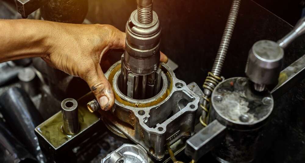 Das Honwerkzeug wird von oben in den Zylinder geführt und von einem Akkuschrauber angetrieben Das Honwerkzeug wird von oben in den Zylinder geführt und von einem Akkuschrauber angetrieben