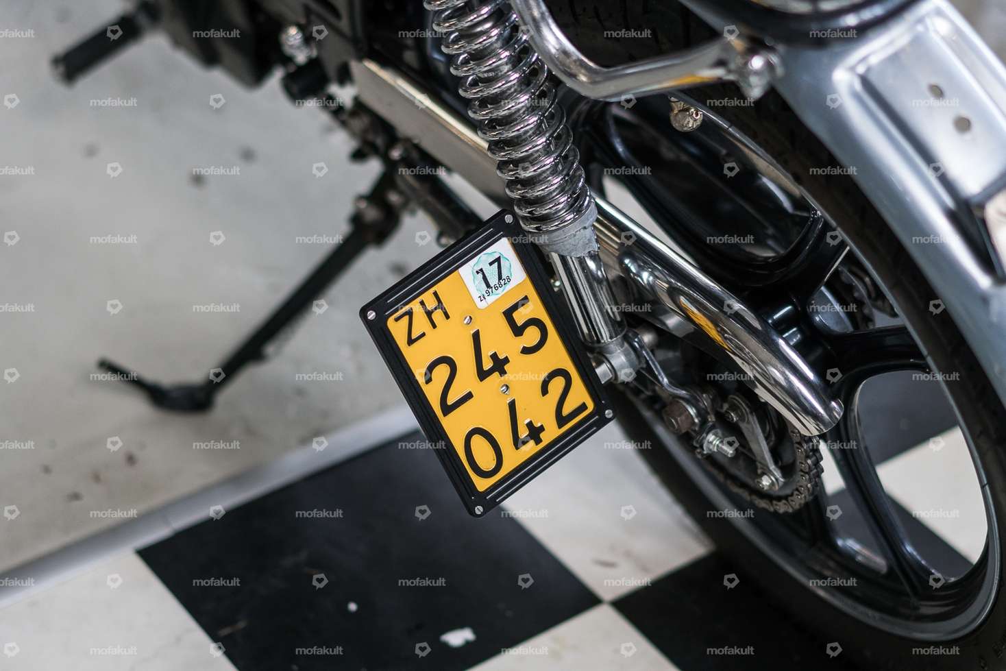 66HEROES Nummernrahmen Custom Alu schwarz (CH-Version) Carousel Image 4