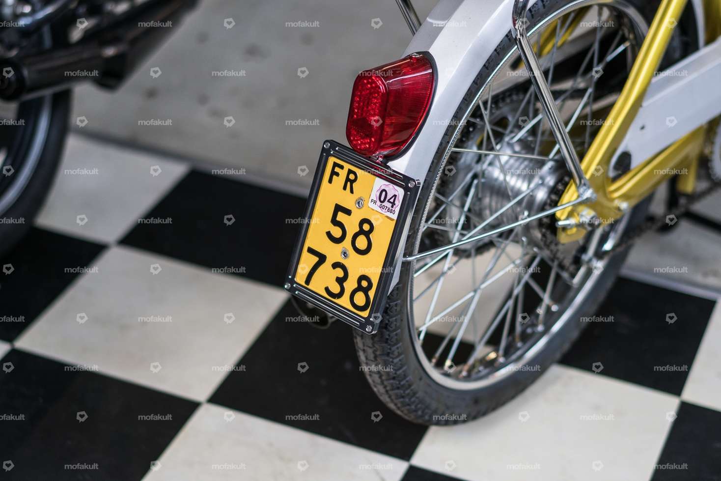 66HEROES Nummernrahmen Custom Alu schwarz (CH-Version) Carousel Image 5