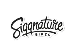 Siggnature Aufkleber «Siggnature Bikes» 120 x 50 mm weiss Siggnature Aufkleber «Siggnature Bikes» 120 x 50 mm weiss